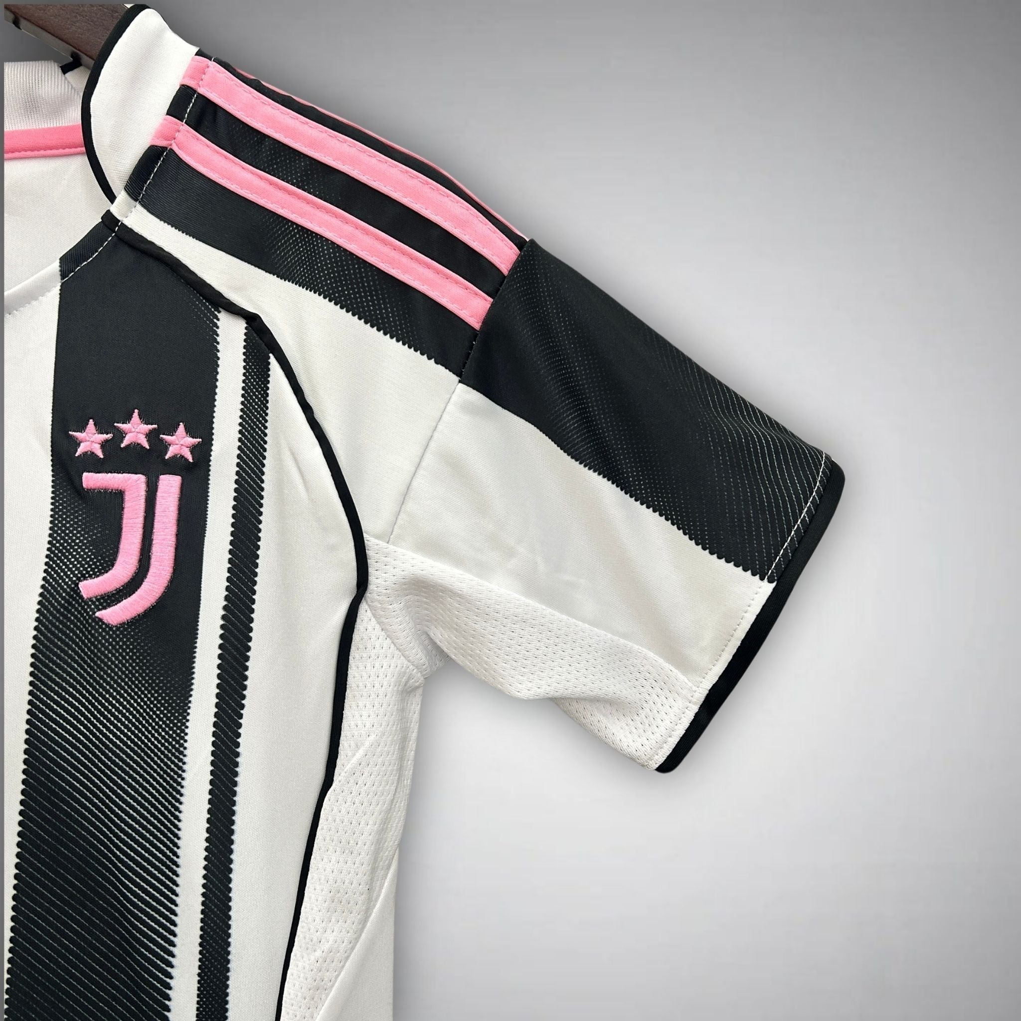 25/26 Juventus Home Kids Size Kit from FootballPrestige.club - Premium Football Kits