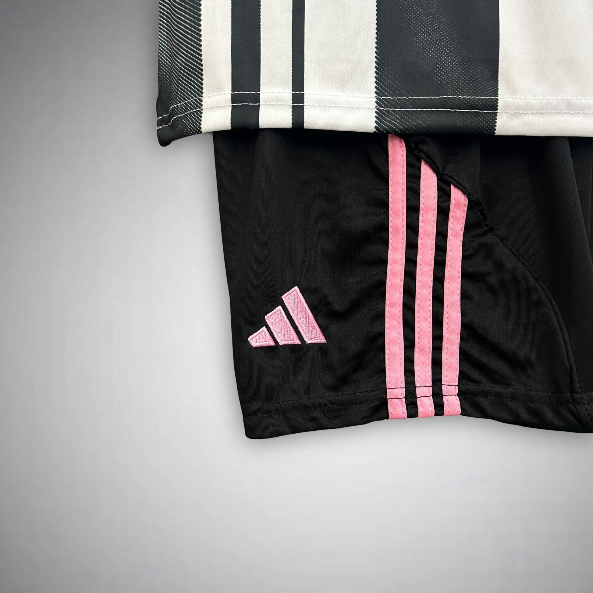 25/26 Juventus Home Kids Size Kit from FootballPrestige.com - Premium Football Kits